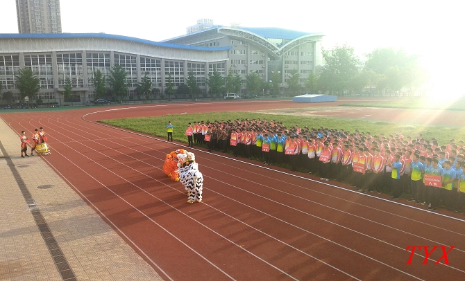 nEO_IMG_会操比赛开始前我系学生表演舞狮助阵.jpg